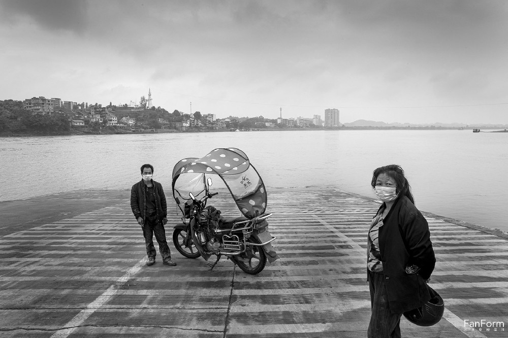 Market-goers along the Yangtze River